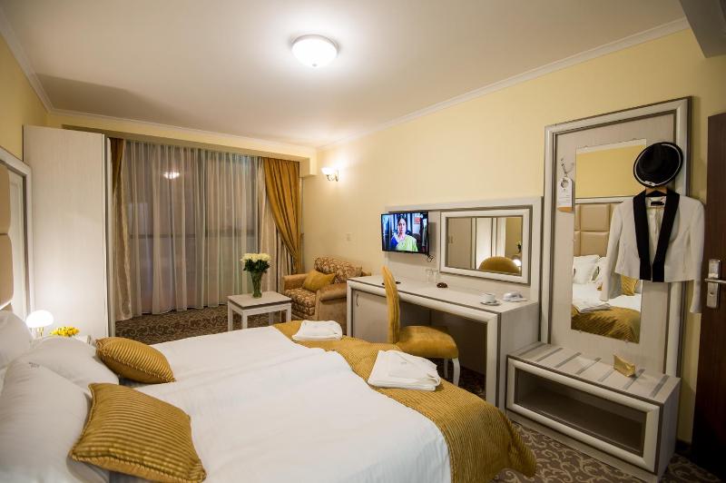 Triple Room with Balcony image 2