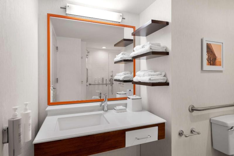 Deluxe King Room with Whirpool - Non-Smoking image 2