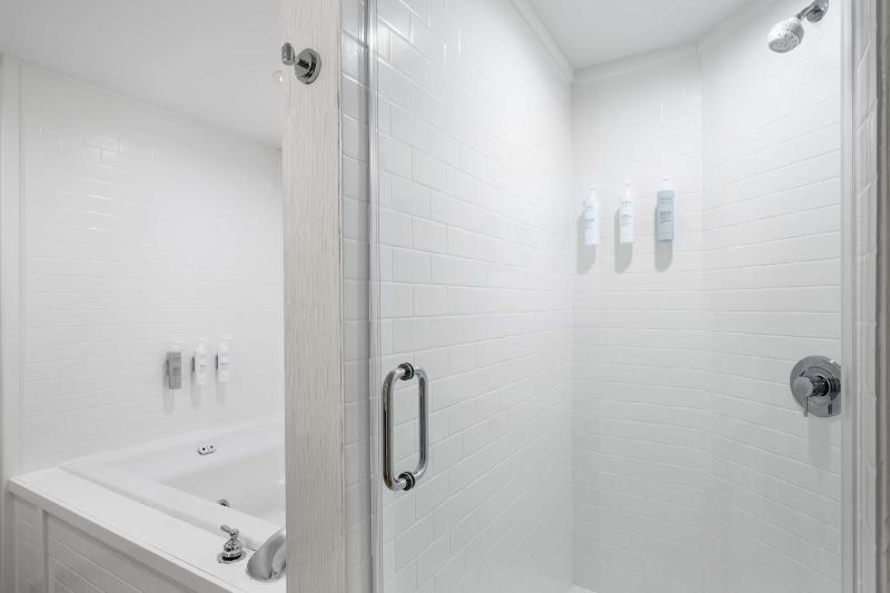 Deluxe King Room with Whirpool - Non-Smoking image 4
