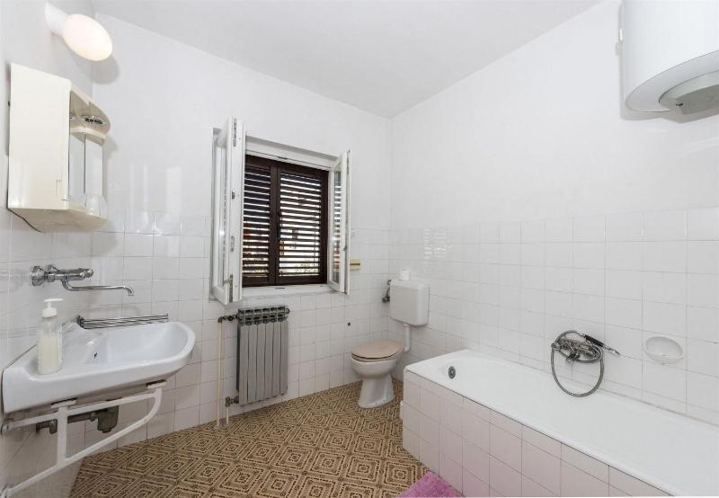 Apartment Center and beach - image 17
