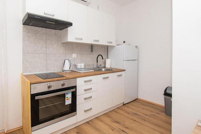 Apartment Center and beach - image 33