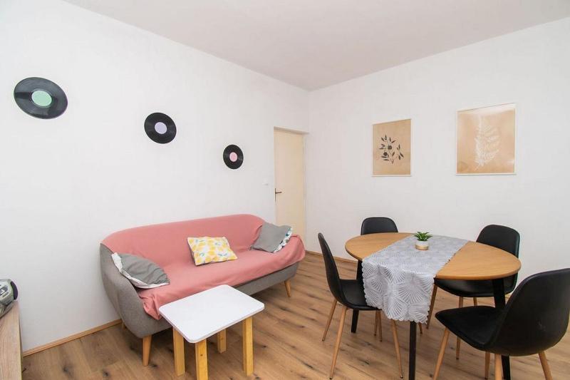 Apartment Center and beach - image 3