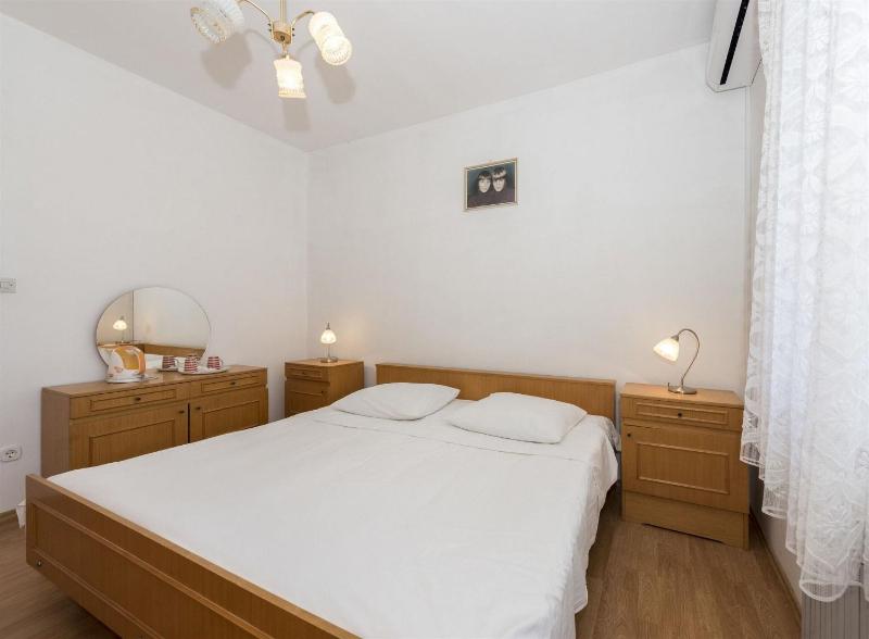 Apartment Center and beach - image 27