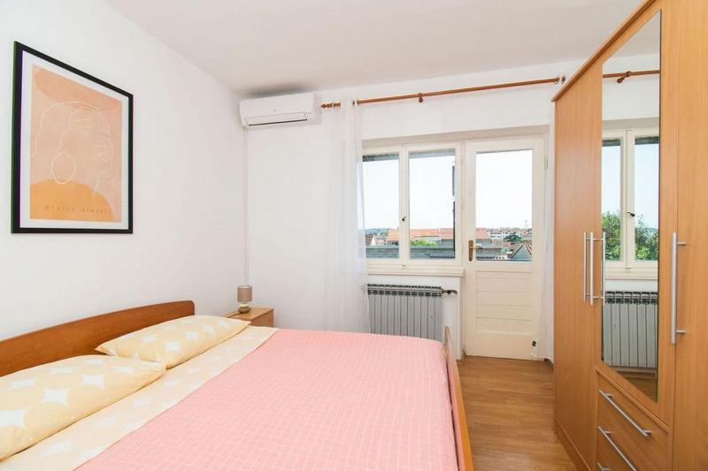 Apartment Center and beach - image 6