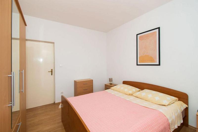 Apartment Center and beach - image 31