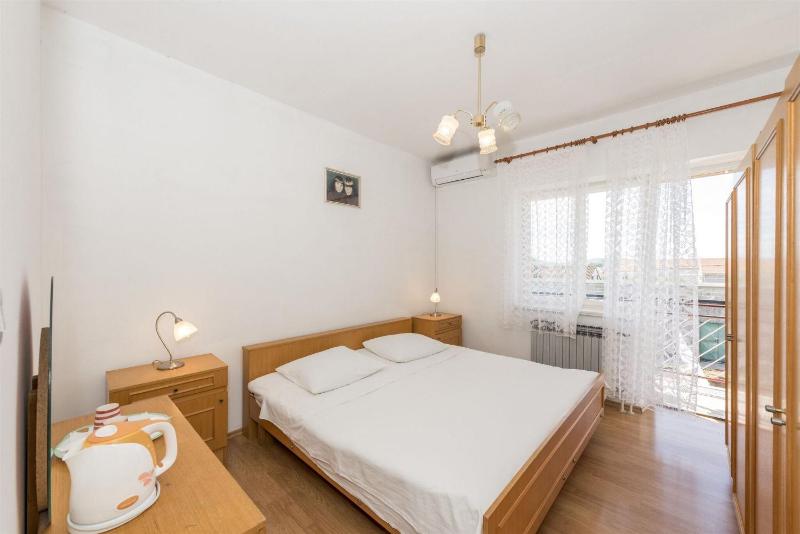 Apartment Center and beach - image 24