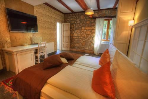 Deluxe Room image 3