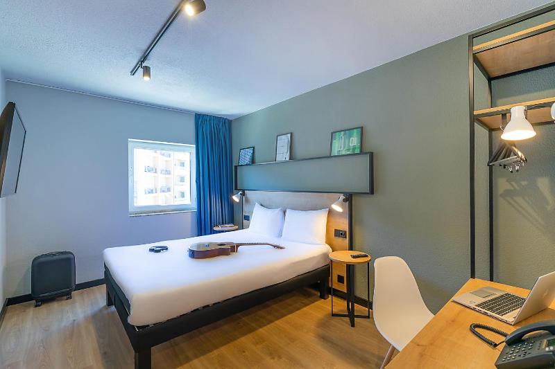 Standard Queen Room image 2