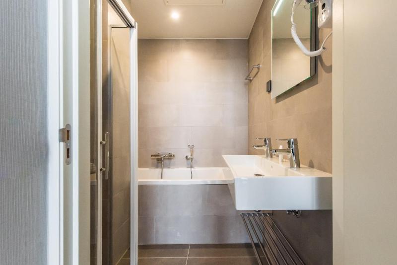 Large 1 Bedroom Apartment, Canal view - Duplex image 2