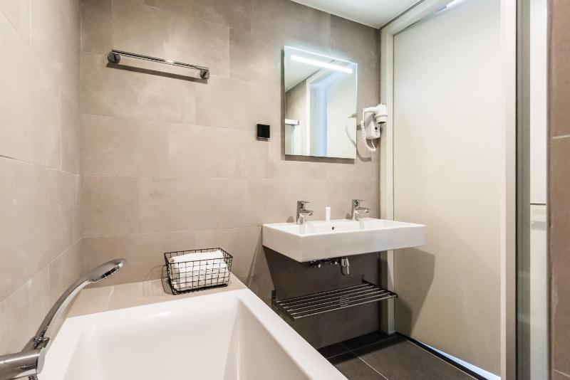 Large 1 Bedroom Apartment, Canal view - Duplex image 3