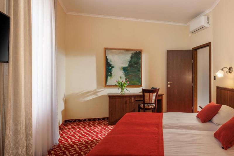 Standard Family Room image 3