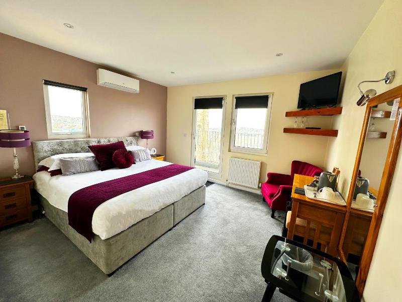 Deluxe Sea View King Size Room with Balcony  image 1