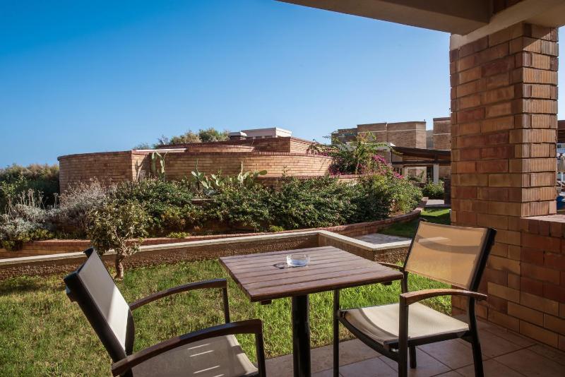 Family Room with Garden View image 3