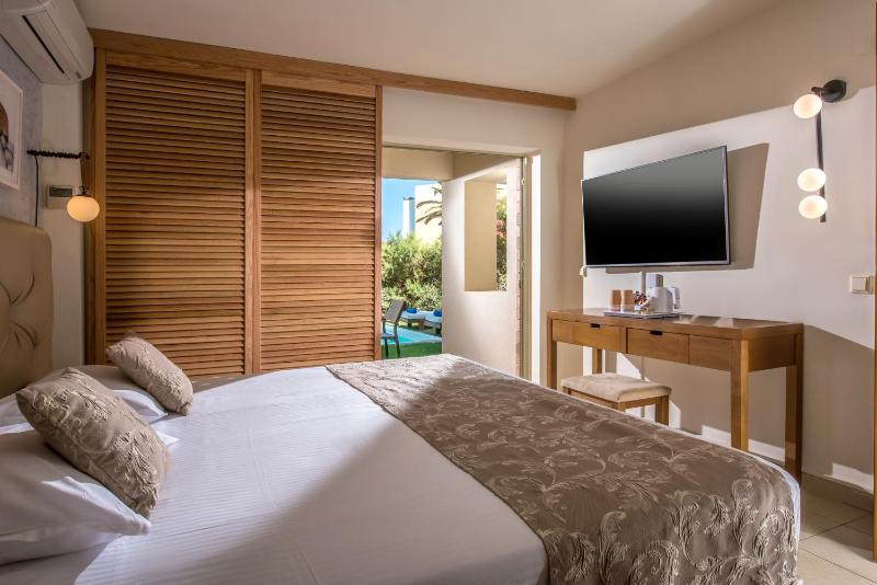 Double Room with Private Pool  image 4