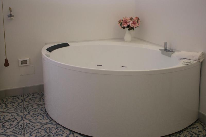 Suite with Hot Tub image 4
