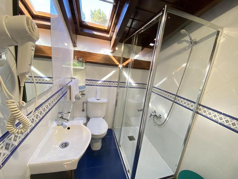 Double or Twin Room image 3