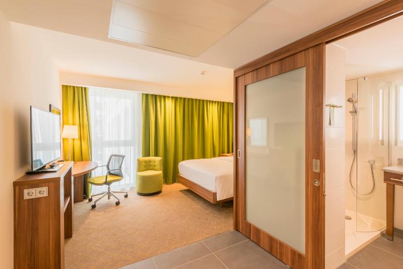 Queen Accessible Room NS image 3