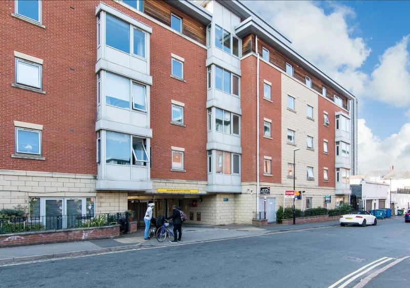 Coventry 2-BDR Near City Centre with Free Parking - image 3