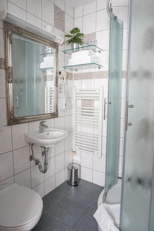 Twin Room with Balcony image 2