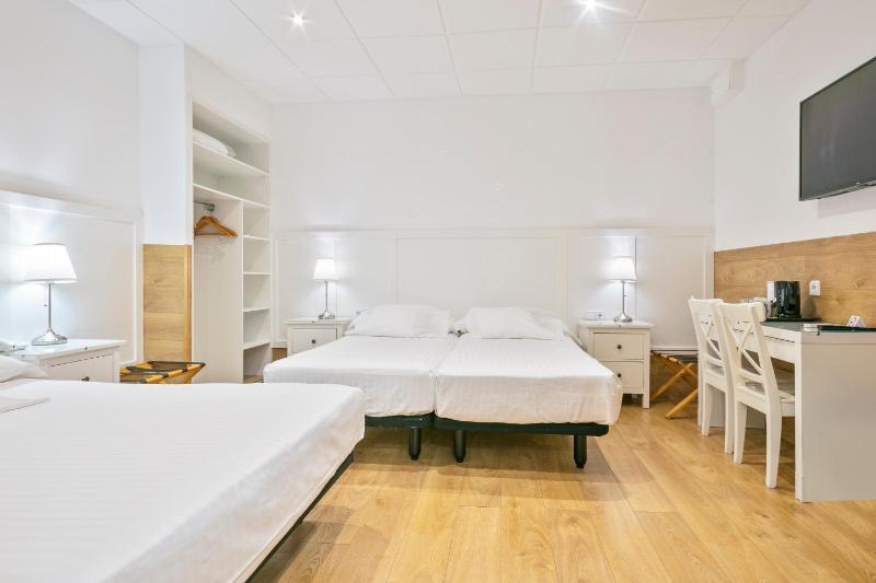 Economy Quadruple Room with No View image 4