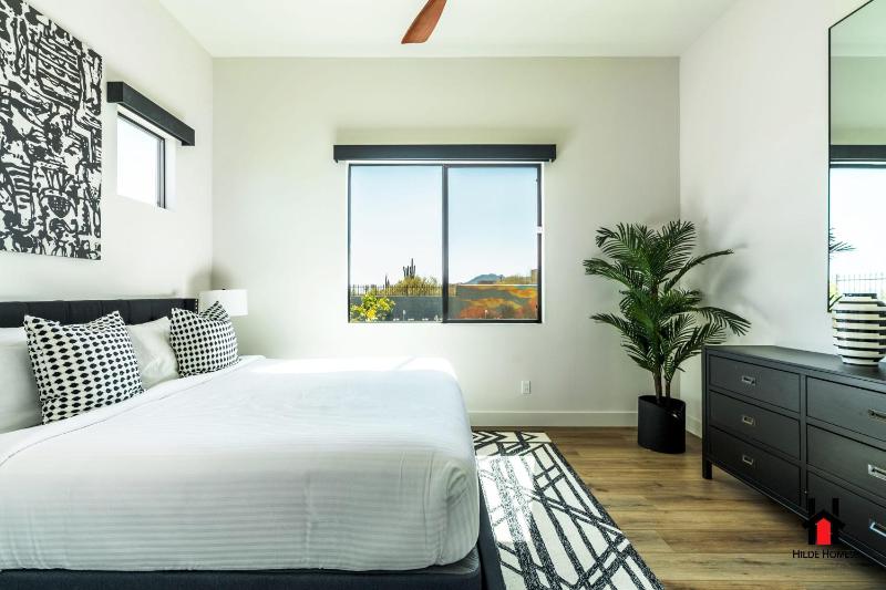Peaceful Getaway to a New Custom-Built Luxury Home - image 24
