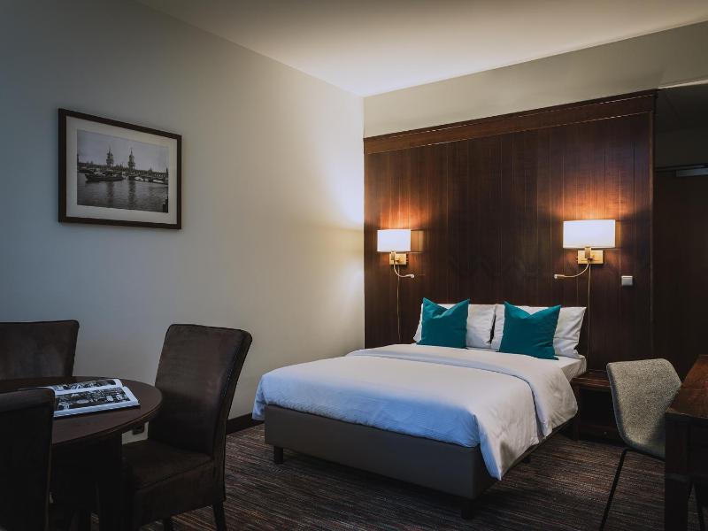 Maisonette Family Room image 3