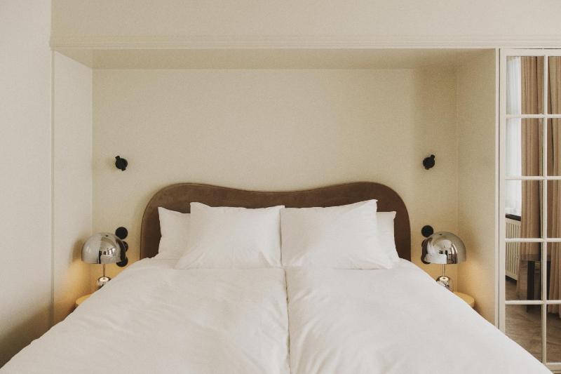 Standard Double Room image 4