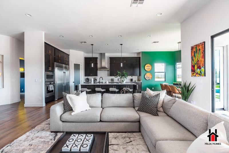 Peaceful Getaway to a New Custom-Built Luxury Home - image 36