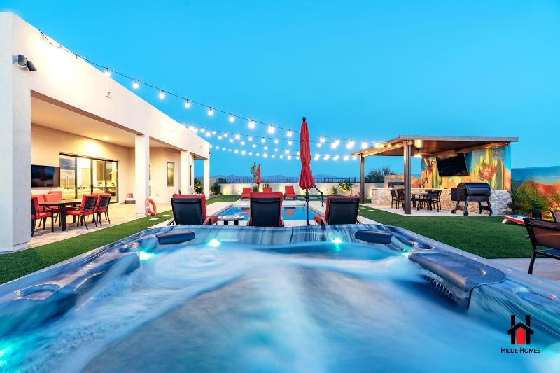 Peaceful Getaway to a New Custom-Built Luxury Home - image 18