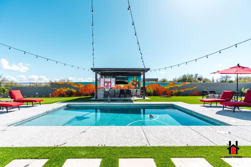 Peaceful Getaway to a New Custom-Built Luxury Home - image 10