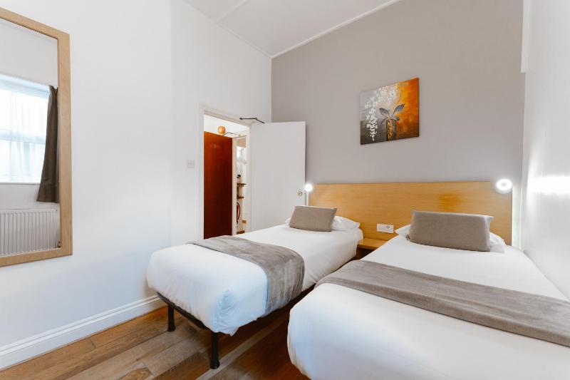 Twin Room image 1