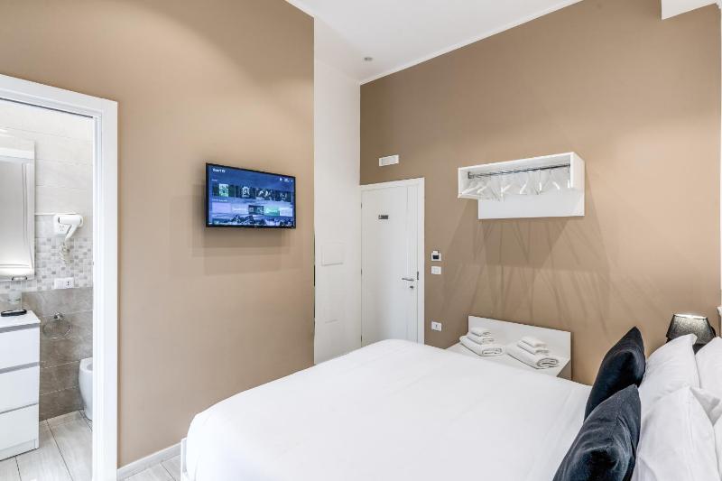 Standard Double Room image 4