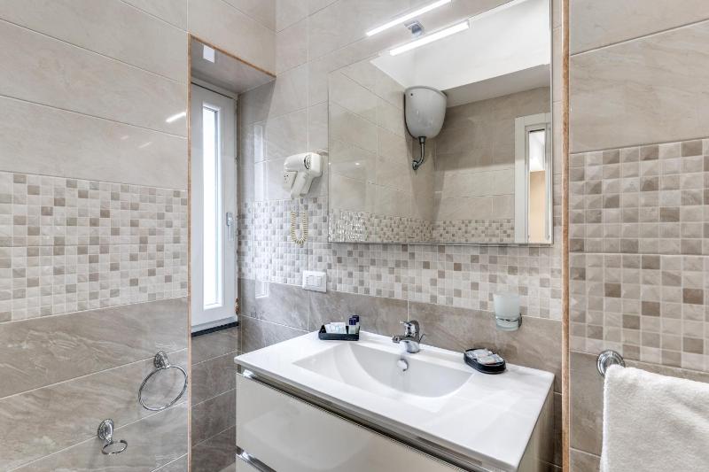 Standard Triple Room image 2