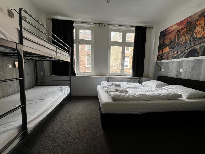 Classic Quadruple Room image 1