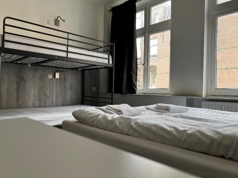Classic Quadruple Room image 3
