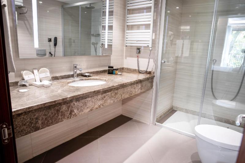 One-Bedroom Suite image 3