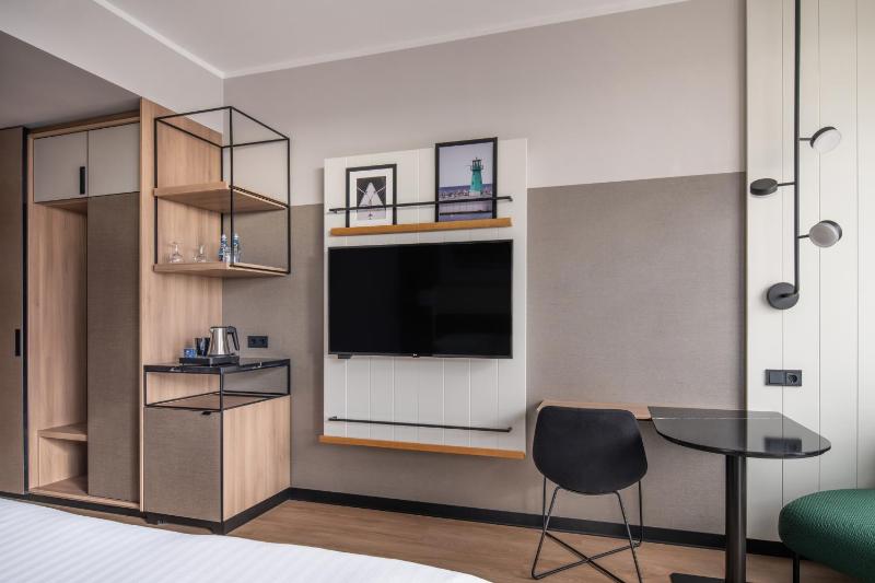 King Room with Balcony image 3