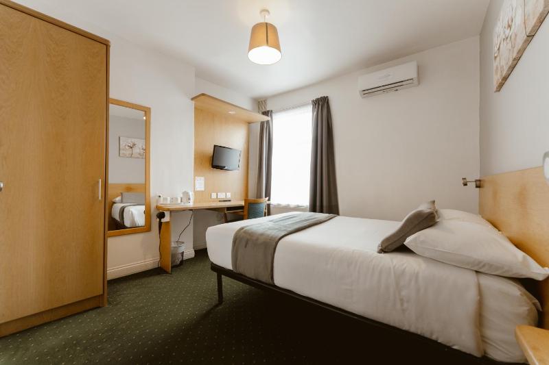 Double Room image 3