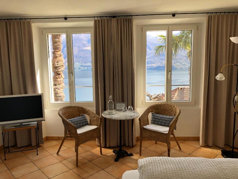Double Room with Lake View image 4