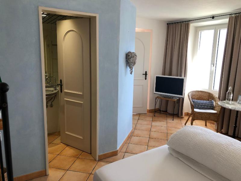 Double Room with Lake View image 3