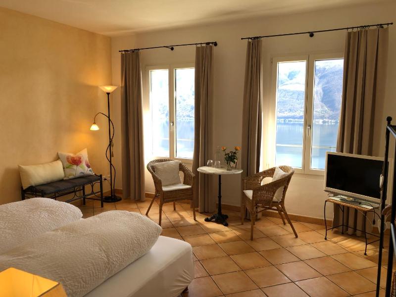 Double Room with Lake View image 2