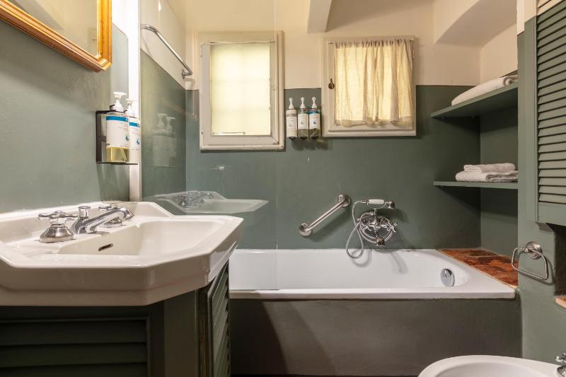 Large 2 Bedroom Apartment with Sofa Bed - Duplex image 4