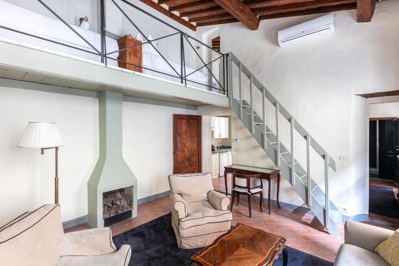 Large 1 Bedroom Duplex with Sofa Bed & 2 Single Beds image 1