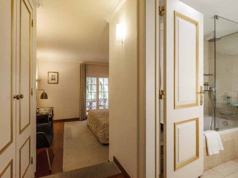 Superior Double Room with Balcony image 1
