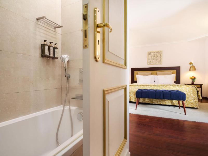 Superior Queen Room image 2