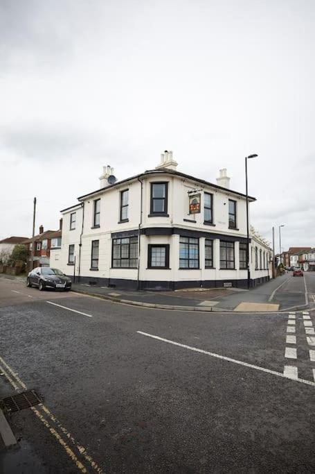 Great 2 Bedroom Apartment 6 Shirley Area SO15 Sleeps 6 - image 2
