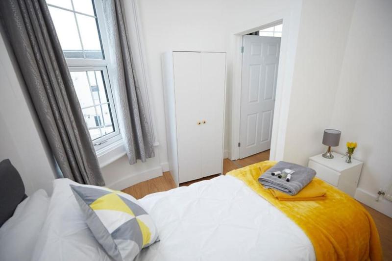 Great 2 Bedroom Apartment 6 Shirley Area SO15 Sleeps 6 - image 5