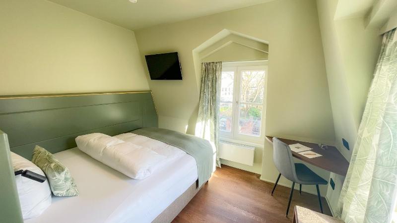 Superior Single Room with French Bed image 3
