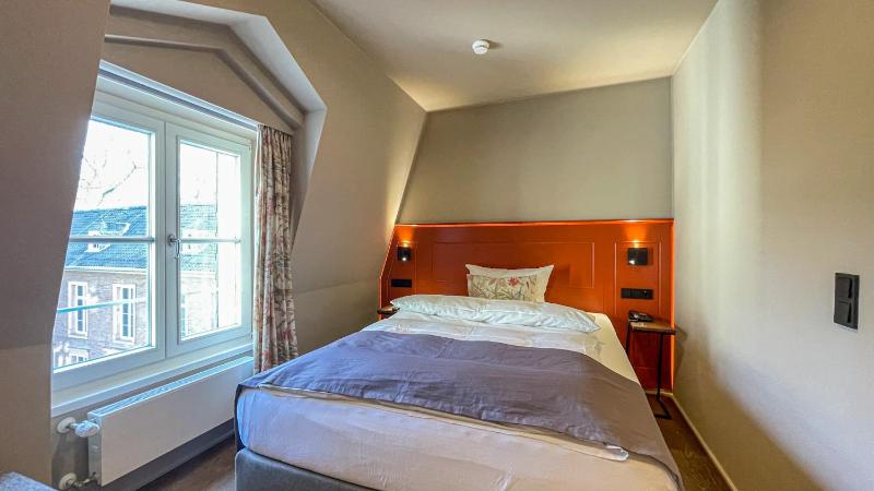 Small Superior Double Room with Queensize Bed image 3