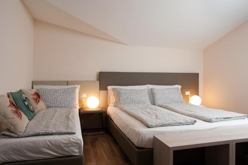Deluxe Triple Room image 3
